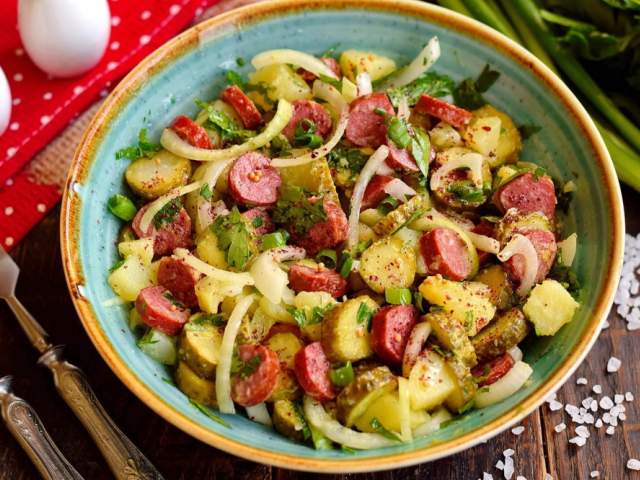 Картофельный салат с охотничьими колбасками Картофельный салат с охотничьими колбасками