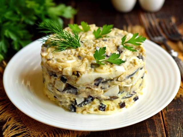 Салат из баклажанов, яиц и маринованного лука Салат из баклажанов, яиц и маринованного лука