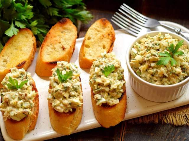 Вкусная закуска из тунца на гренках Вкусная закуска из тунца на гренках