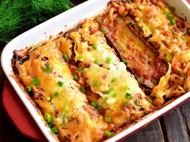 Запеченные баклажаны под томатным соусом и сыром Запеченные баклажаны под томатным соусом и сыром