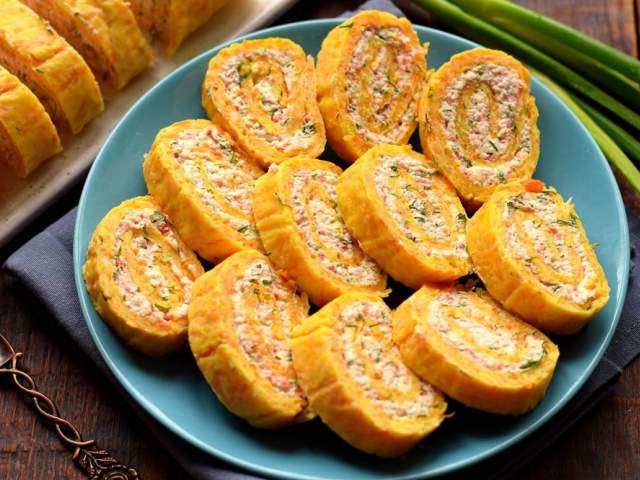Сырный рулет с крабовыми палочками Сырный рулет с крабовыми палочками