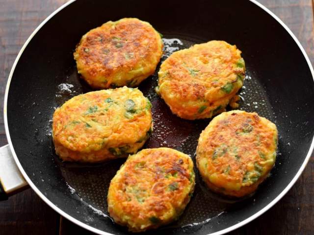 Овощные котлеты из кабачков, картошки и моркови Овощные котлеты из кабачков, картошки и моркови