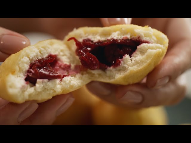 Творожные пончики с вишневой начинкой