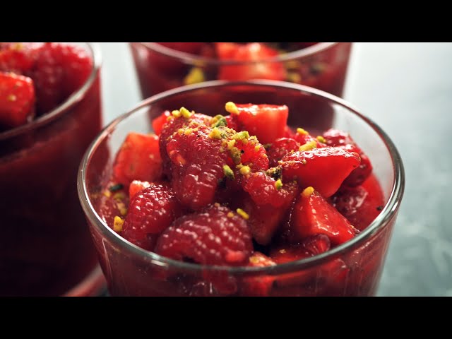Легкий ягодный десерт из свежей клубники