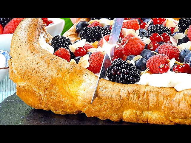 Воздушный пирог Ягодная поляна с йогуртовым муссом, вареньем и ягодами