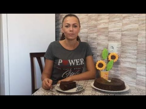 Шоколадный торт с грушами