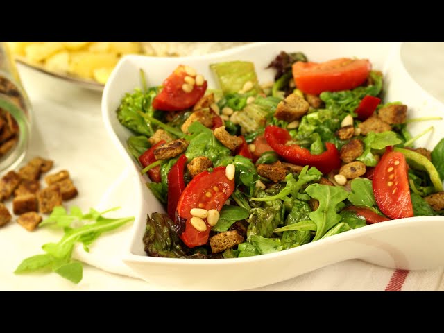 Яркий Летний салат с рукколой, крутонами и кедровыми орешками
