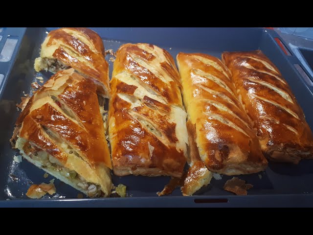 Слоистая дрожжевая выпечка с курицей и овощами