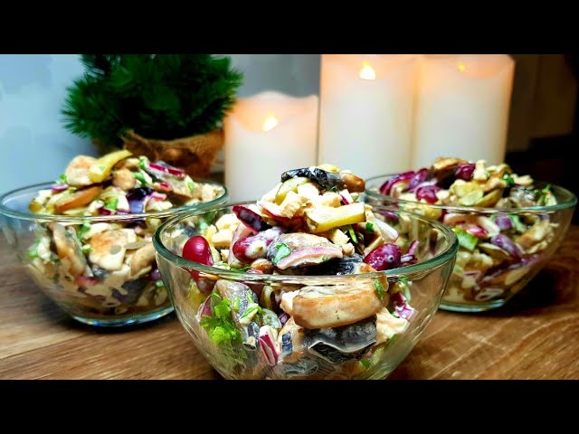 Новогодний салат с курицей, шампиньонами и фасолью 