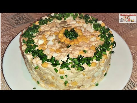 Необычный салат с курицей, грибами и кукурузой 