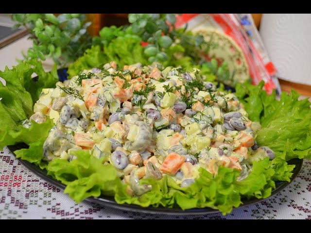 Сытный салат с фасолью и грибами 