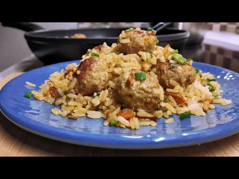 Фрикадельки с рисом на сковороде 