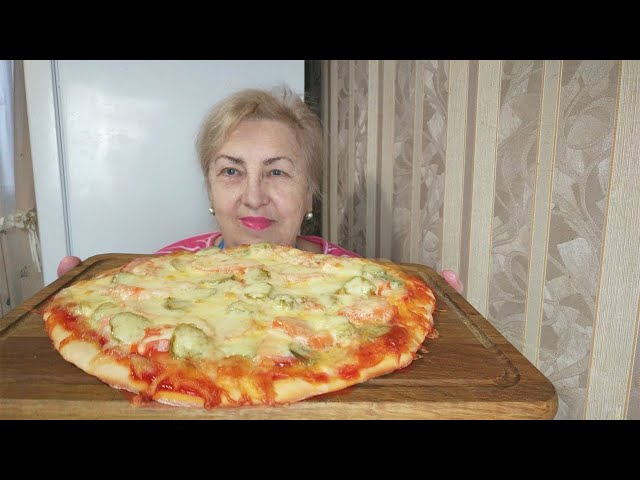 Домашняя пицца с колбасой и помидорами 