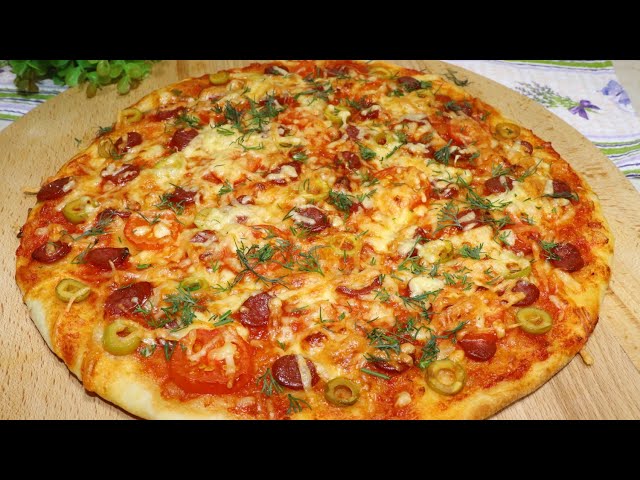 Домашняя пицца с колбасой и помидорами 