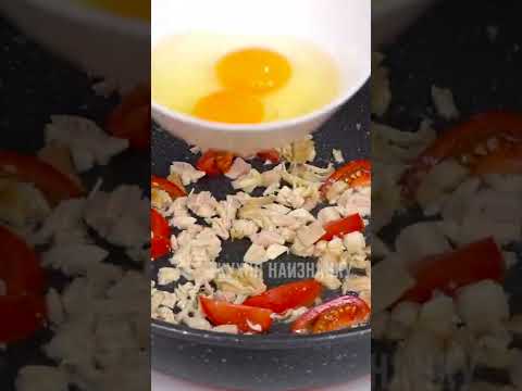 Яичница с кусочками курицы и помидорами