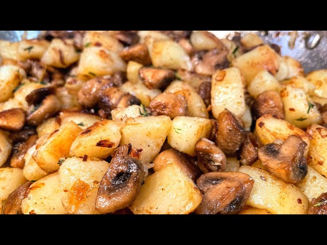 Жареная картошка с луком и грибами на сковороде