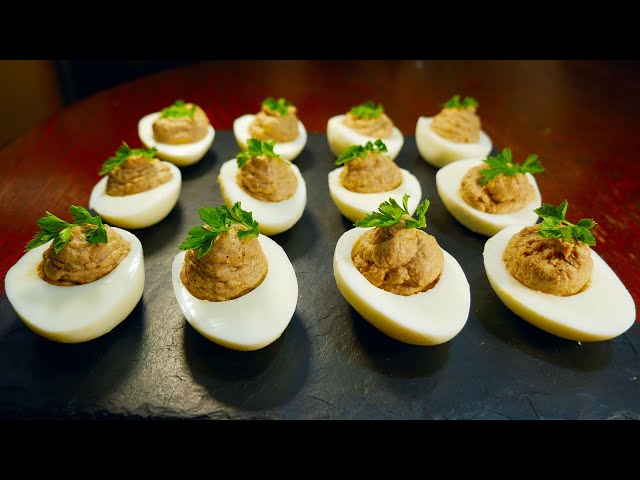 Фаршированные яйца с печенью и жареным луком