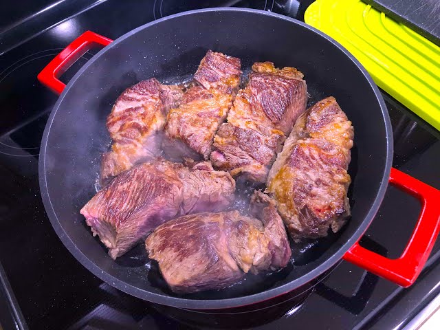 Нежное мясо с подливкой на сковородке 
