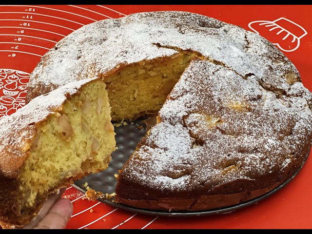 Шарлотка на кефире с яблоками
