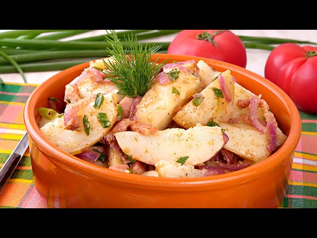 Теплый картофельный салат с красным луком и копченой грудинкой
