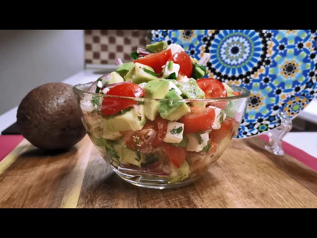 Лёгкий салат с брынзой и авокадо