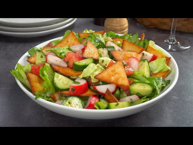 Овощной салат с жареной лепешкой
