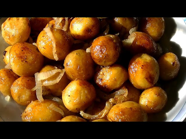Ароматная жареная молодая картошка с луком