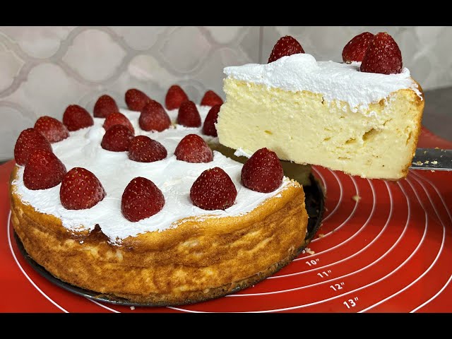 Творожный пирог с клубникой и сливками