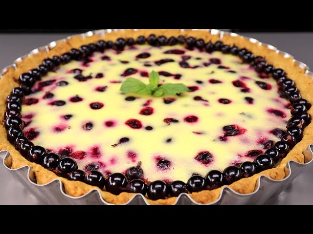 Простой пирог со сметанной заливкой и ягодами