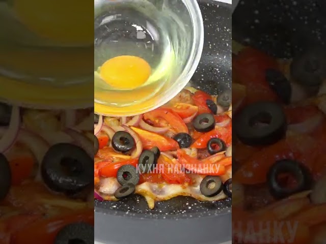 Яичница с беконом и помидорами