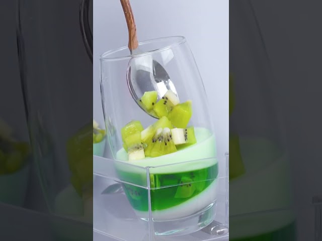 Роскошный десерт из желе с фруктами