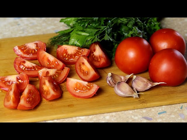 Пикантный сочный салат из помидоров