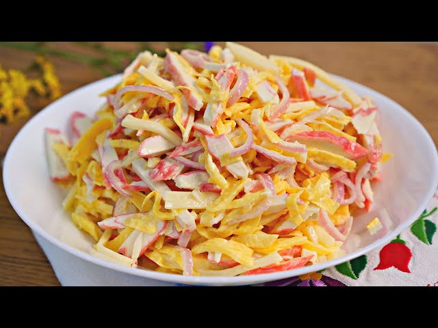 Вкусный салат с крабовыми палочками, омлетом и сыром