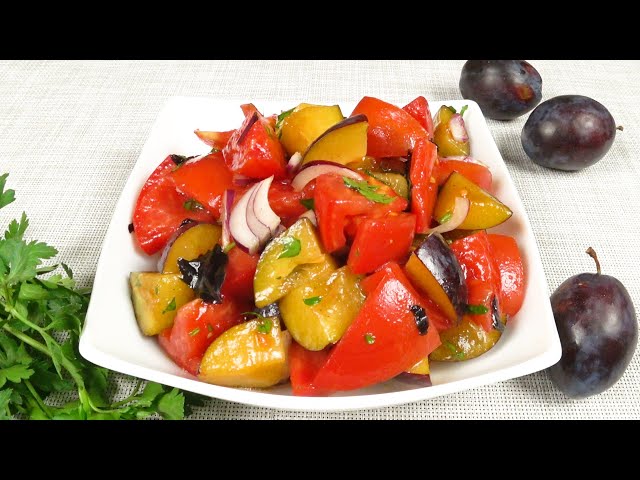 Необычный и вкусный салат с помидорами и сливами