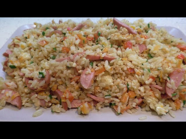 Вкусный рис на сковороде с овощами и колбаской