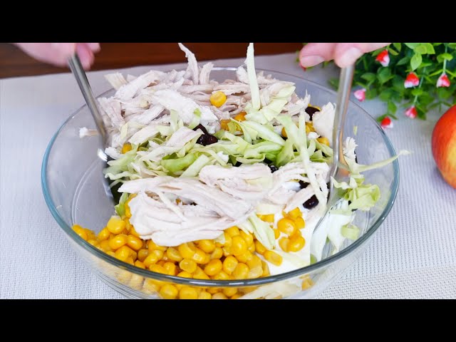 Легкий салат з куркою, капустою та кукурудзою