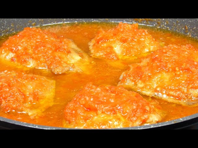 Куриные бедра в томатном соусе на сковороде