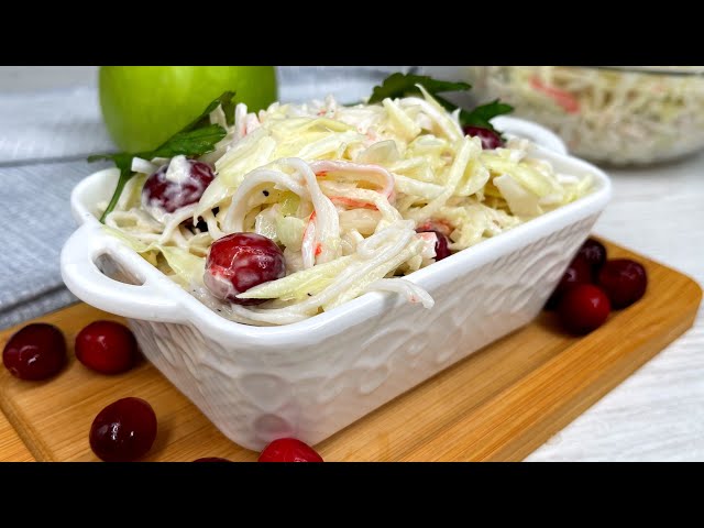 Необычный салат с крабовыми палочками, яблоком и капустой