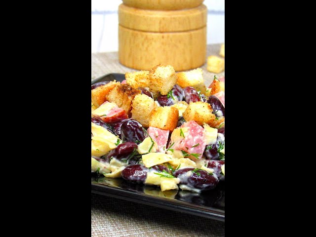 Новогодний салат с колбасой, сыром и сухариками