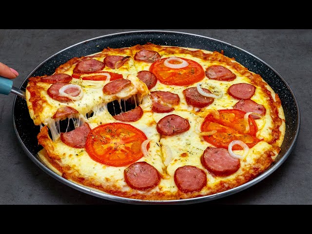 Очень вкусная пицца с колбасой, помидорами и сыром