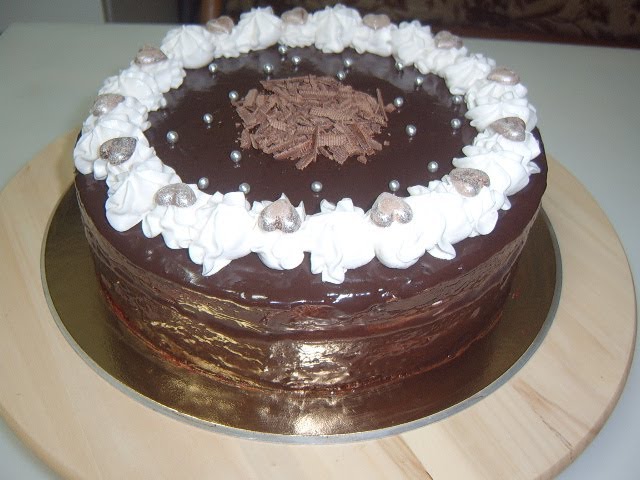 Шоколадный торт с вишней