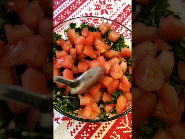 Оригинальный салат с тунцом и помидорами