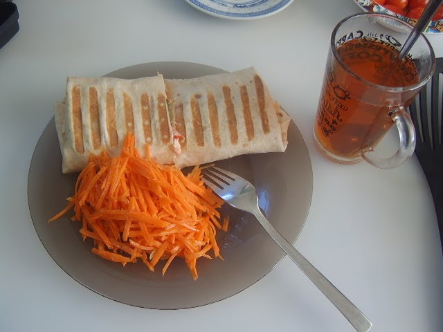 Шаурма и салат из моркови
