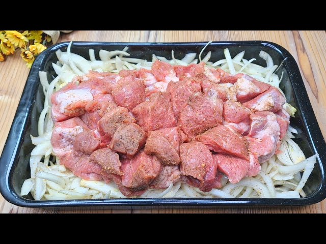 Мясо в духовке с картофелем