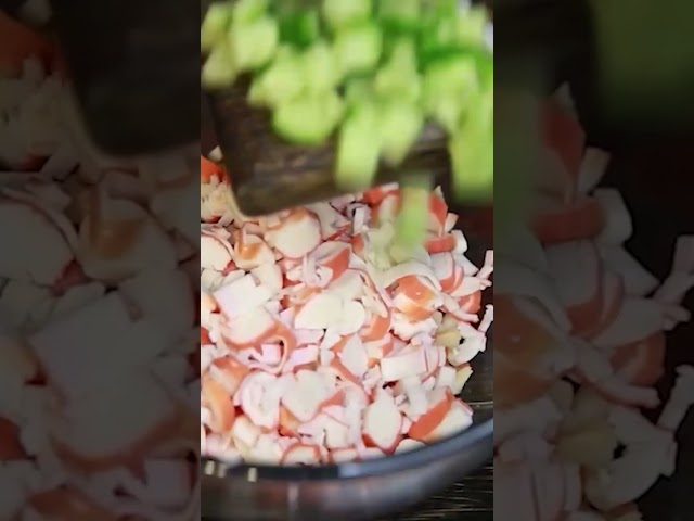 Вкуснейших салат с кальмарами и крабовыми палочками