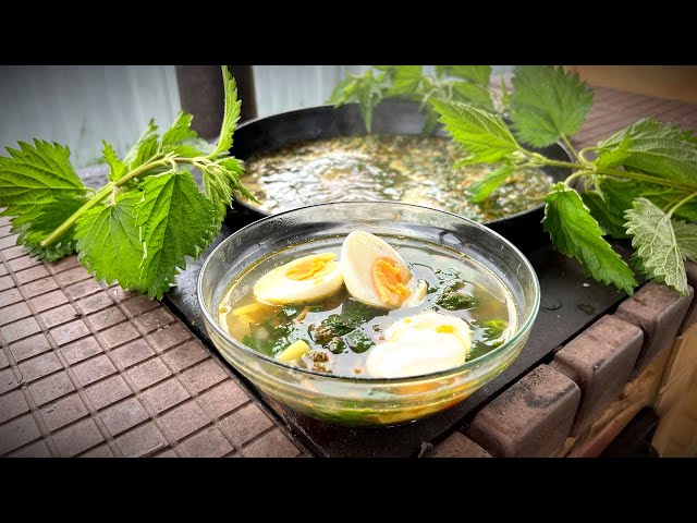 Весенний суп из крапивы в казане