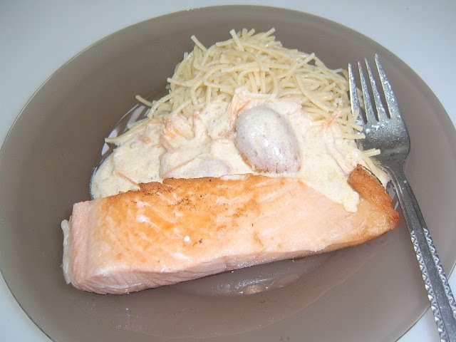 Вермишель с сырным соусом и рыбой