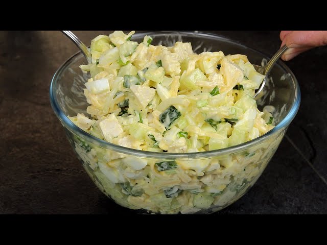 Праздничный салат с курицей, сыром и зелёным луком