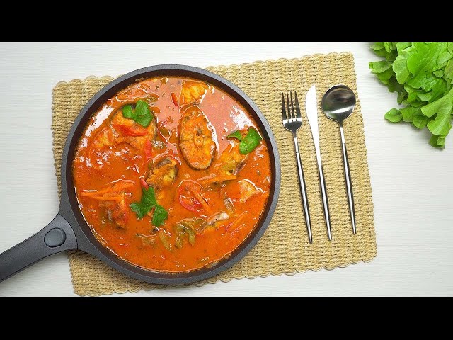 Тушеная рыба с овощами в томатном соусе
