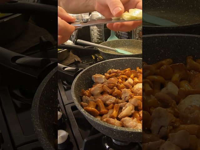 Курица с грибами на сковородке